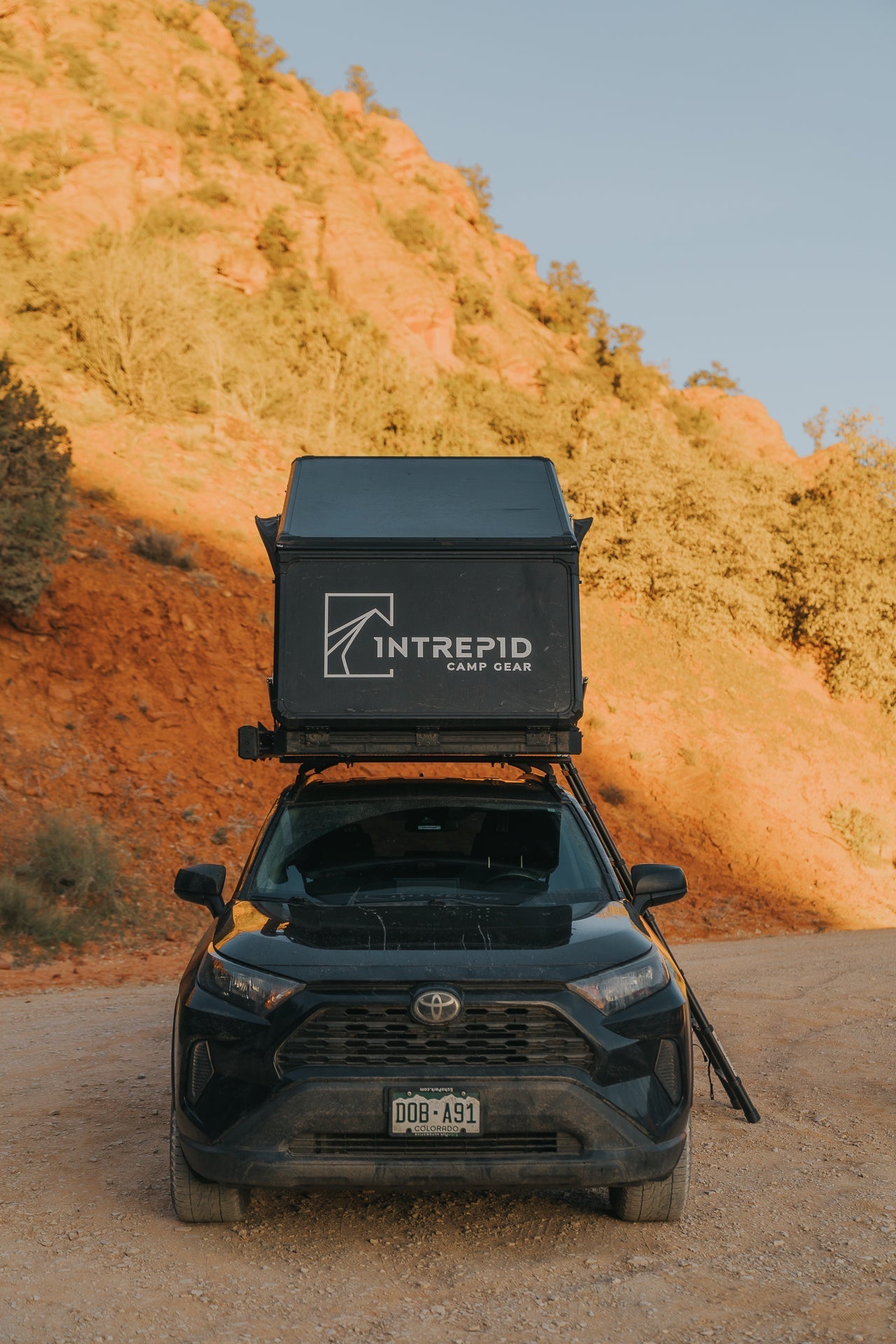Intrepid Geo 2.0 closed on a RAV4 roof rack, seen head on