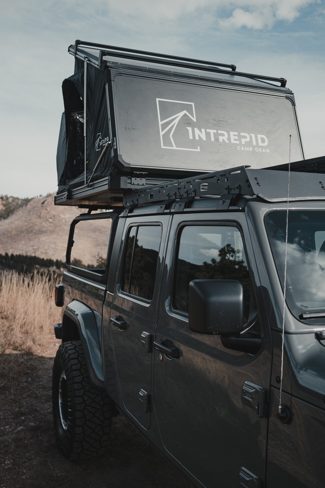 Intrepid Geo 3.0 closed on a Jeep Gladiator, shell facing out