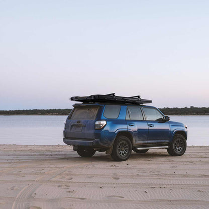 Roofnest Falcon 3 EVO XL Air closed on a blue 4Runner at the beach