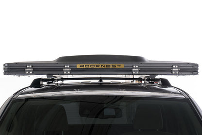Low-profile Roofnest Falcon 3 EVO shell closed on a car roof, seen head on