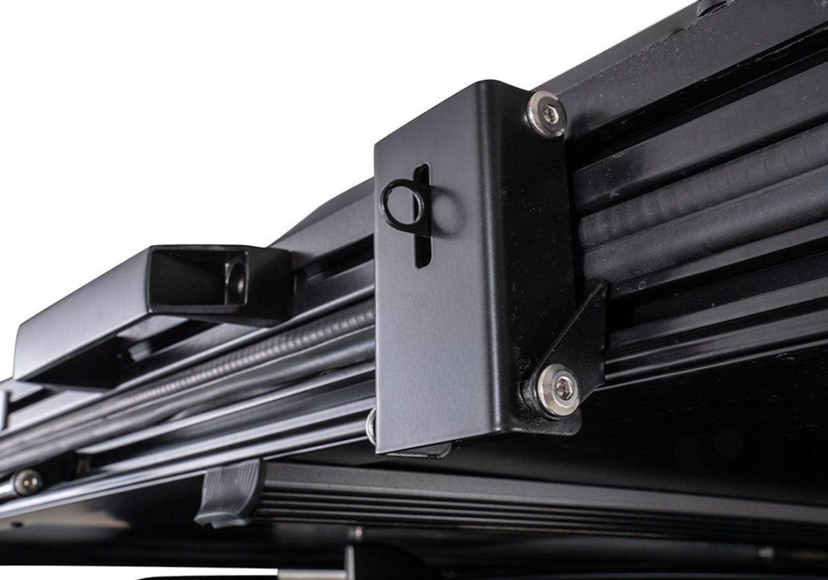 Mounting bracket clamping the Roofnest Falcon 3 EVO to a crossbar