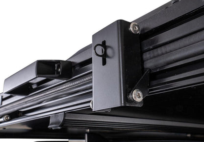 Mounting bracket clamping the Roofnest Falcon 3 EVO to a crossbar
