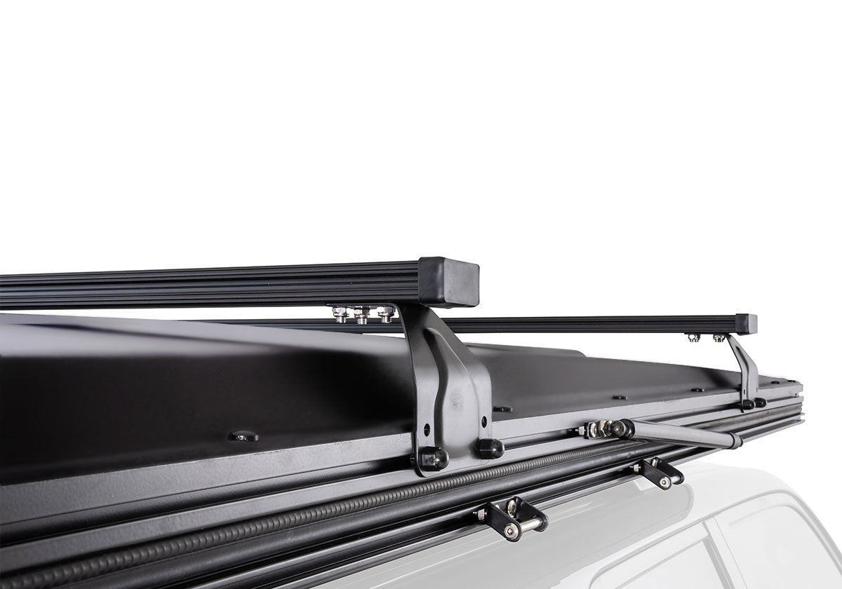 Roofnest Falcon 3 EVO shell mounted on crossbars, close up