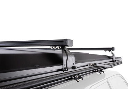 Roofnest Falcon 3 EVO shell mounted on crossbars, close up